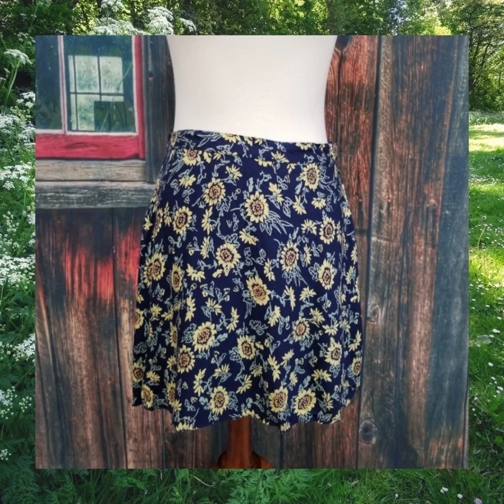 NWOT Kimchi Blue Daisy Mini Skirt - Picture 1 of 5